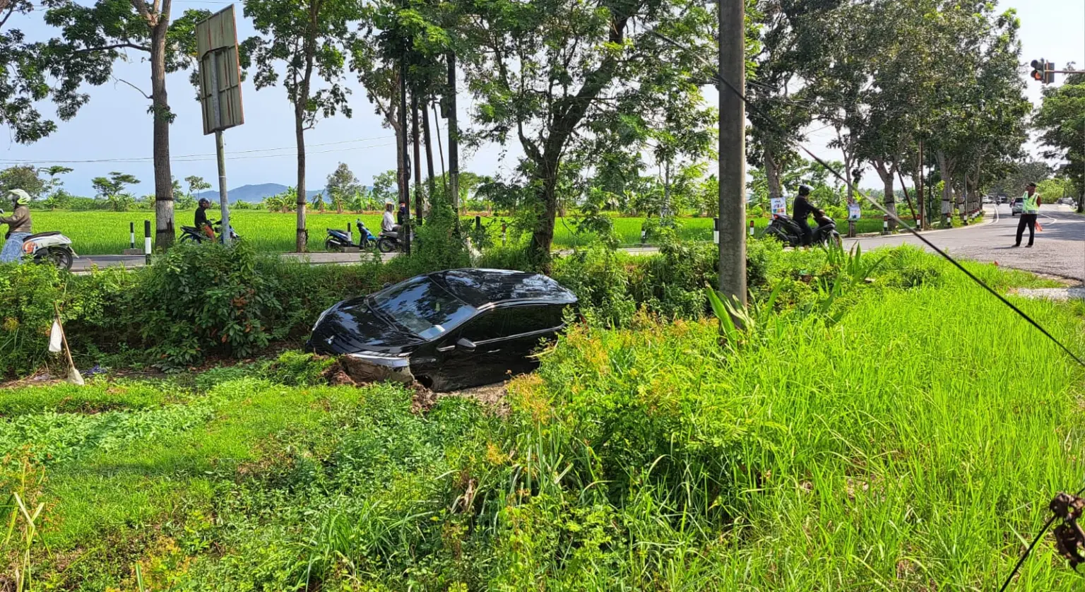 Minibus nyemplung di jalur mudik cilacap