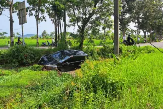Minibus nyemplung di jalur mudik cilacap