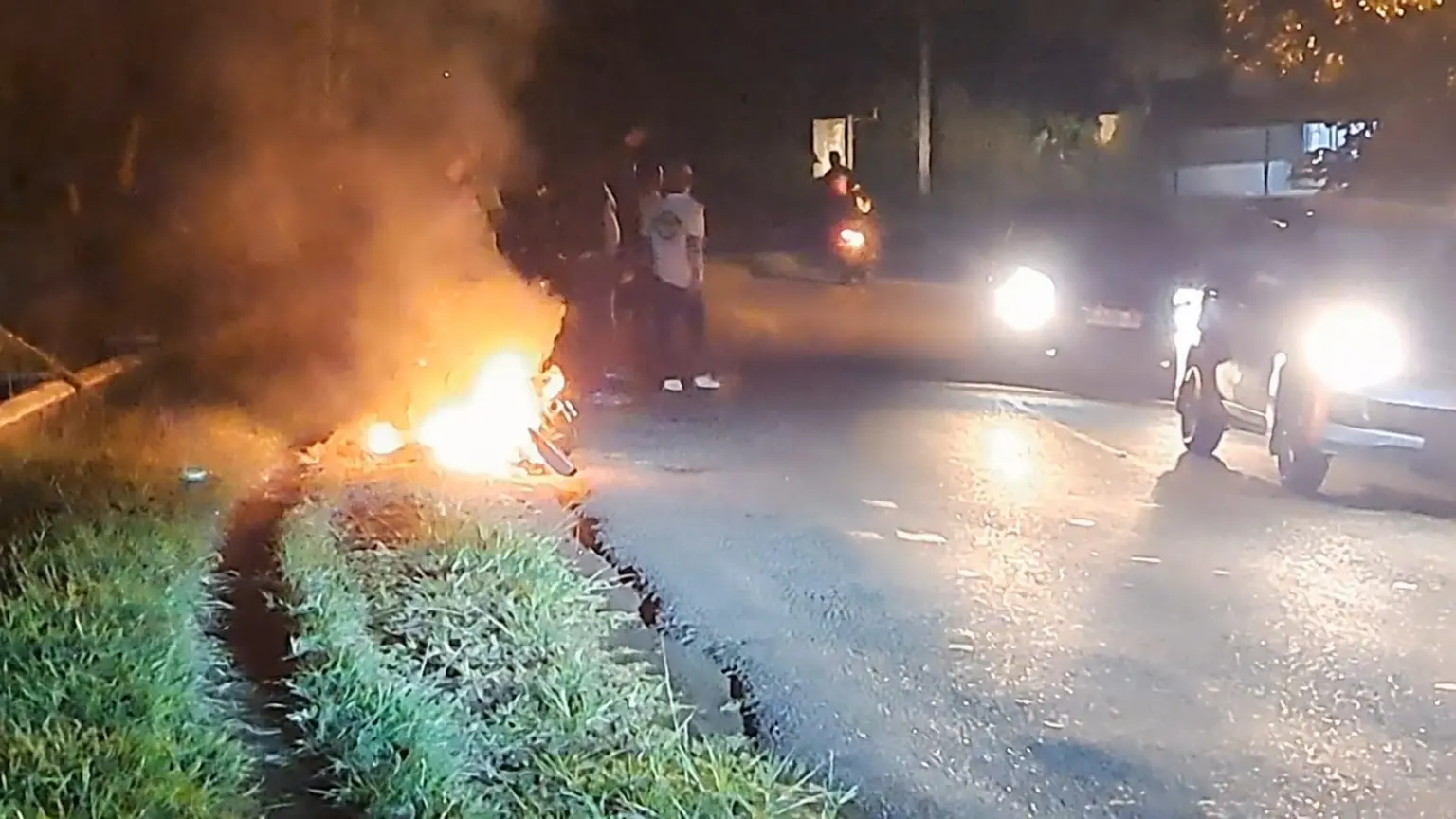 Motor grand terbakar di jalan raya kesugihan