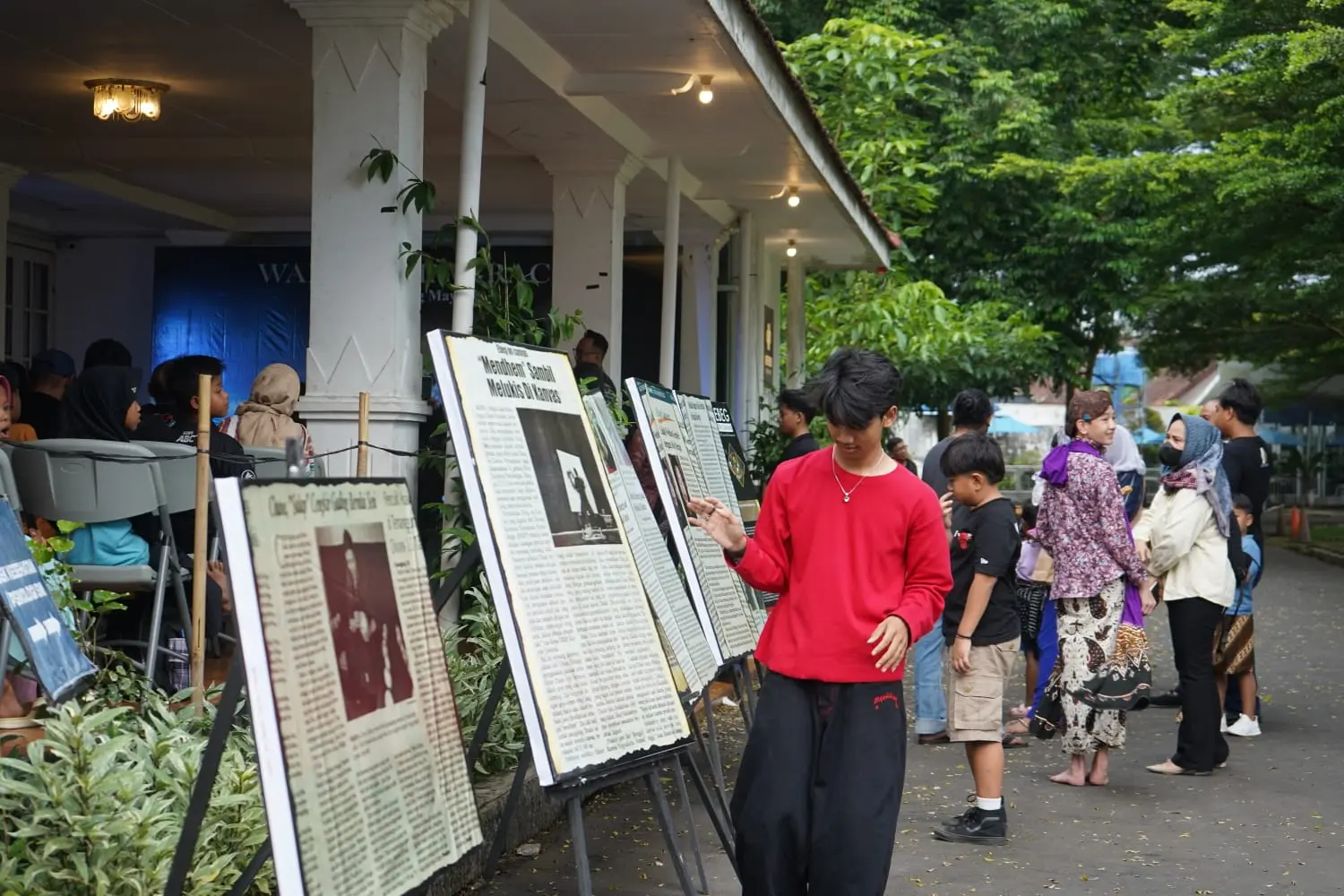 Pameran Lukisan Walking in Grace Karya Chune Ebeg Mayong
