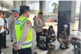 Dua pria diamankan usai diduga melakukan pemalakan di terminal Cilacap. (Polresta Cilacap).