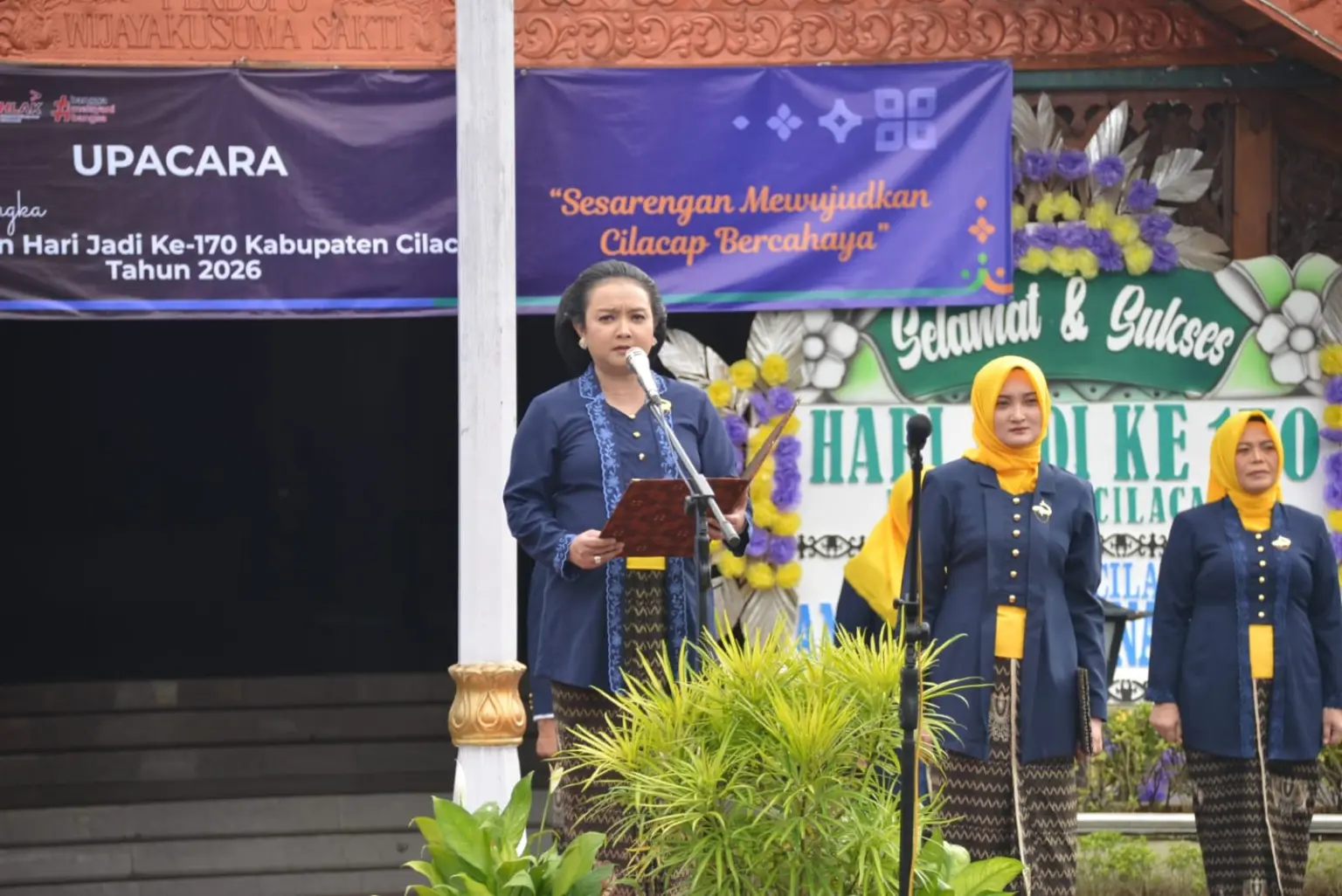 Plt Bupati Cilacap Ammy Amalia Fatma Surya jadi inspektur upacara Hari Jadi Cilacap ke-170. (Pemkab Cilacap).