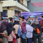 Polresta cilacap bagi takjil dan santuni anak yatim