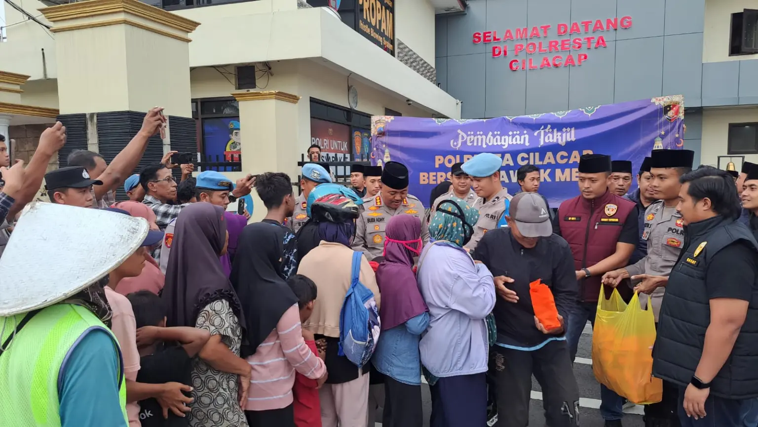 Polresta cilacap bagi takjil dan santuni anak yatim