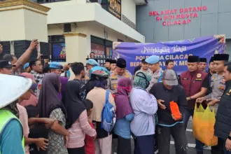 Polresta cilacap bagi takjil dan santuni anak yatim