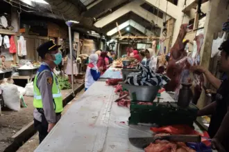 Razia makanan di pasar kalibening