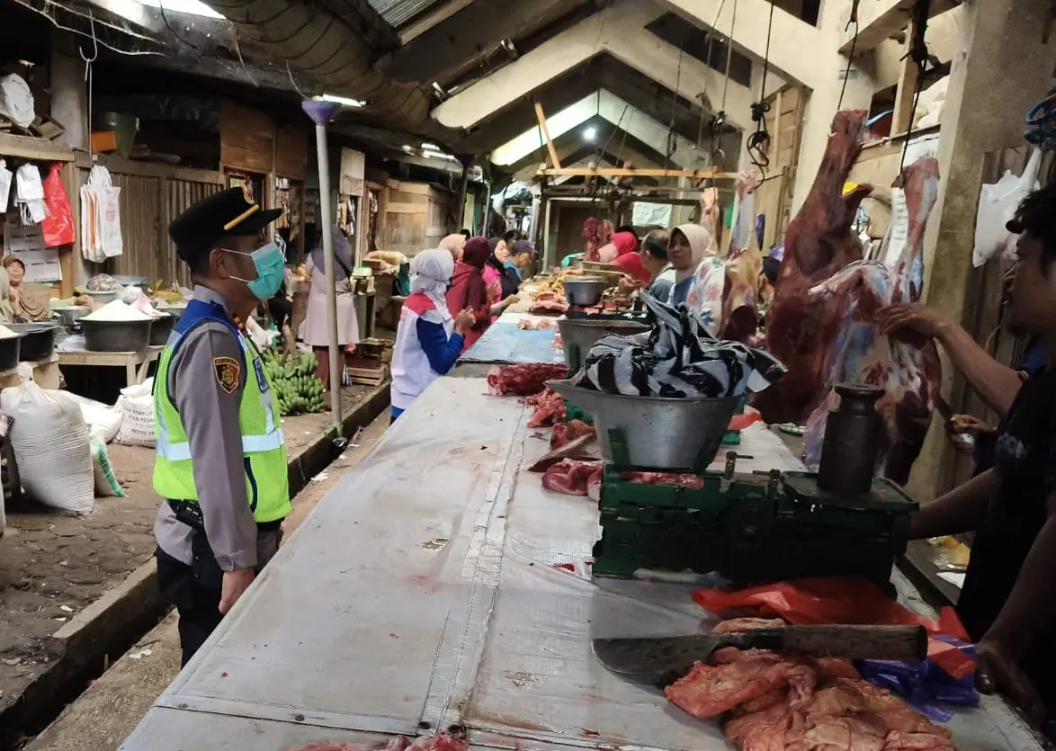 Razia makanan di pasar kalibening