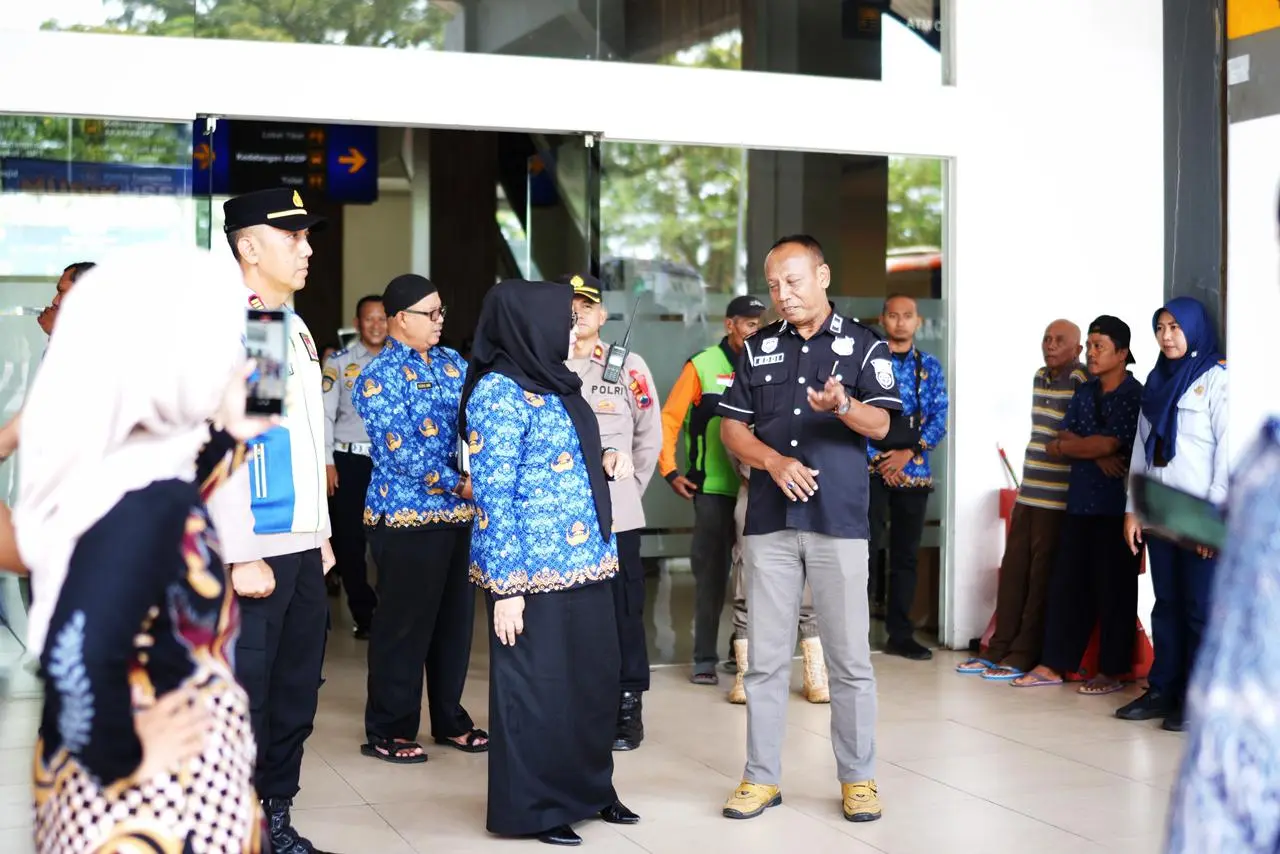 Wakil Bupati Banyumas Dwi Asih Lintarti saat meninjau Pasar Sokaraja, dalam rangka memastikan komoditas aman jelang lebaran, Selasa (17/03/2026)