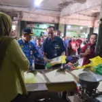 Bupati Banyumas Sadewo Tri Lastiono saat meninjau Pasar Manis Purwokerto, Selasa (17/03/2026).