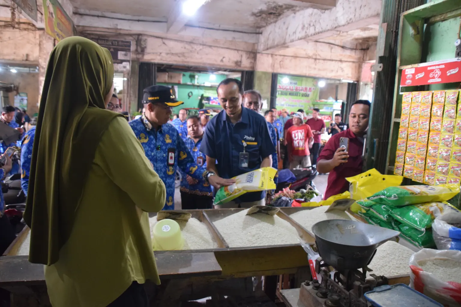 Bupati Banyumas Sadewo Tri Lastiono saat meninjau Pasar Manis Purwokerto, Selasa (17/03/2026).