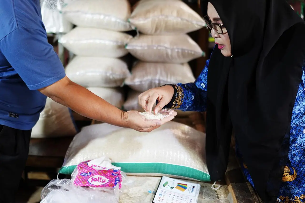 Wakil Bupati Banyumas Dwi Asih Lintarti saat meninjau Pasar Sokaraja, dalam rangka memastikan komoditas aman jelang lebaran, Selasa (17/03/2026)