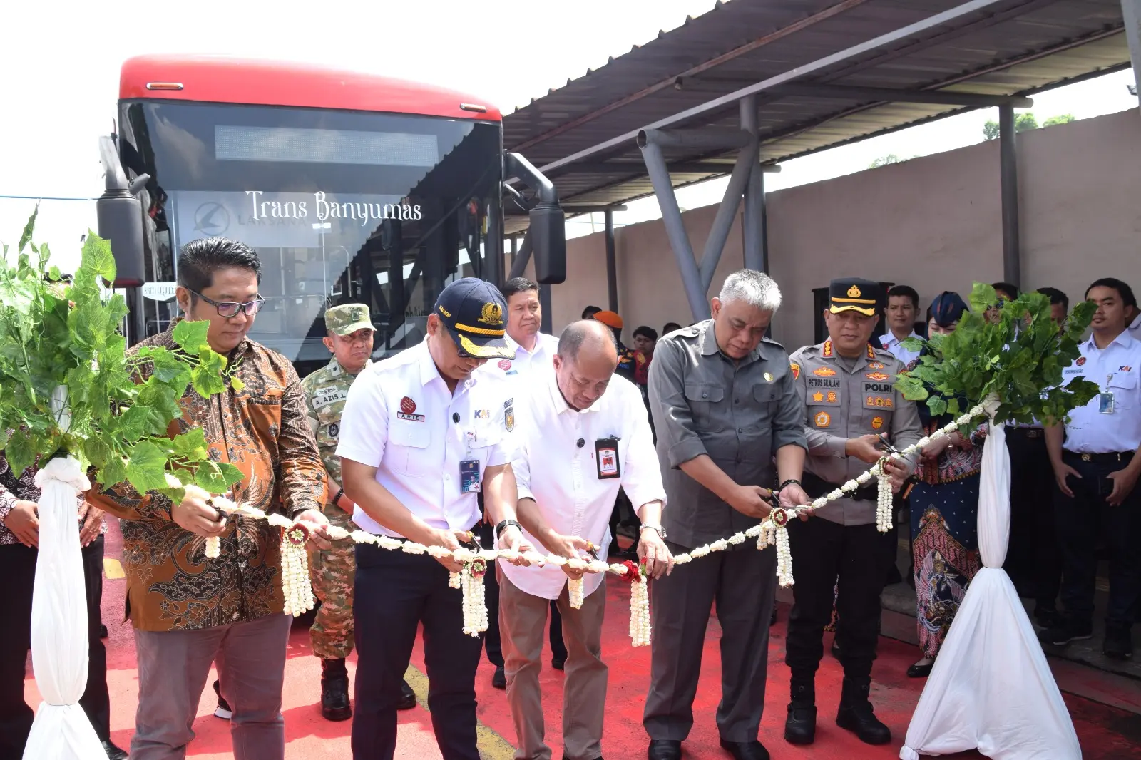 Bupati Banyumas Sadewo Tri Lastiono, saat meresmikan layanan Trans Banyumas di pintu barat kawasan Stasiun Purwokerto, Jumat (27/03/2026). (Besari)
