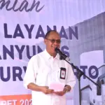 Bupati Banyumas Sadewo Tri Lastiono, saat meresmikan layanan Trans Banyumas di pintu barat kawasan Stasiun Purwokerto, Jumat (27/03/2026). (Besari) 