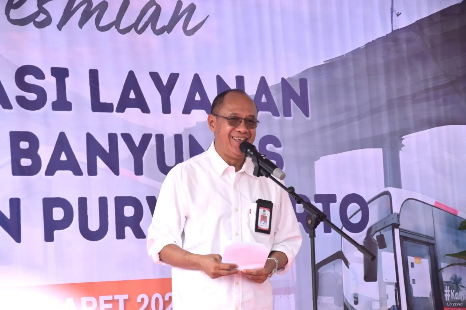 Bupati Banyumas Sadewo Tri Lastiono, saat meresmikan layanan Trans Banyumas di pintu barat kawasan Stasiun Purwokerto, Jumat (27/03/2026). (Besari)