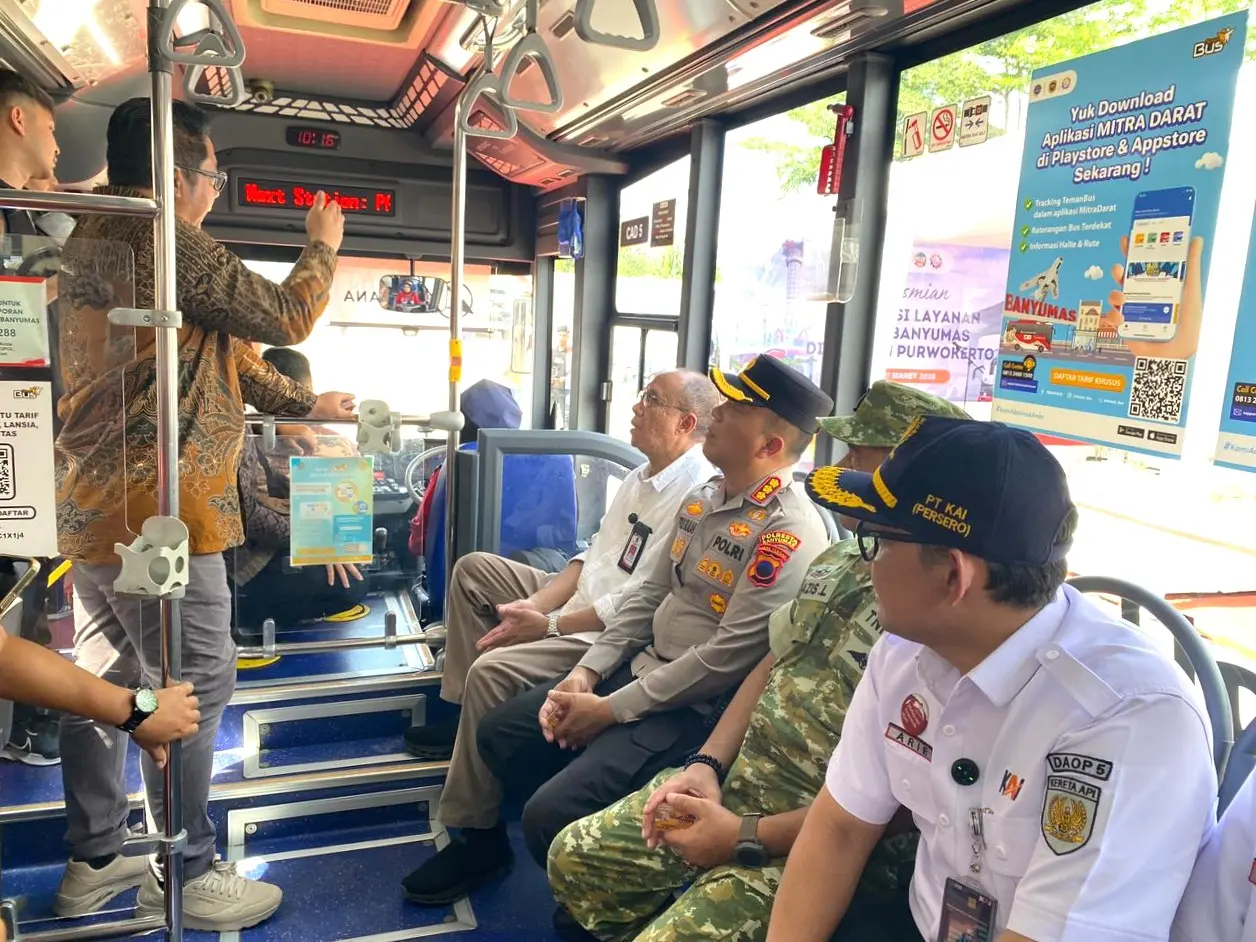Bupati Banyumas Sadewo Tri Lastiono, saat meresmikan layanan Trans Banyumas di pintu barat kawasan Stasiun Purwokerto, Jumat (27/03/2026). (Besari)