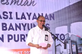 Bupati Banyumas Sadewo Tri Lastiono, saat meresmikan layanan Trans Banyumas di pintu barat kawasan Stasiun Purwokerto, Jumat (27/03/2026). (Besari) 