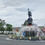 Potret akitvitas kompleks bundaran alun-alun Kabupaten Cilacap. (Faiz Ardani).