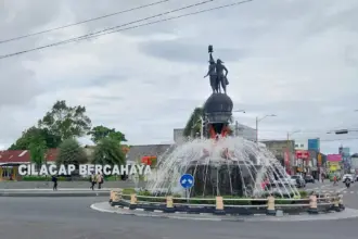 Potret akitvitas kompleks bundaran alun-alun Kabupaten Cilacap. (Faiz Ardani).