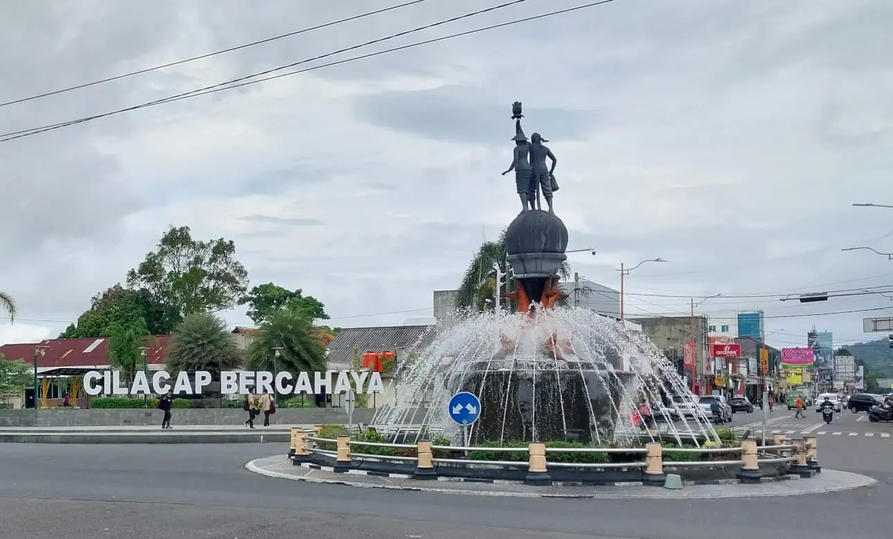 Potret akitvitas kompleks bundaran alun-alun Kabupaten Cilacap. (Faiz Ardani).