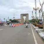 Pengunjung memadati kawasan heritage tugu titik nol kilometer kota lama Cilacap. (Faiz Ardani).