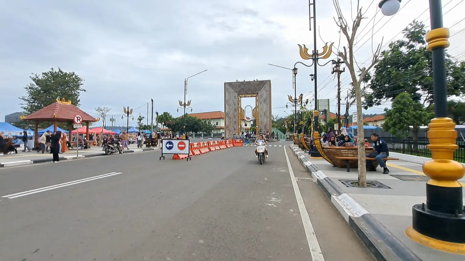 Pengunjung memadati kawasan heritage tugu titik nol kilometer kota lama Cilacap. (Faiz Ardani).