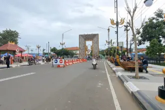 Pengunjung memadati kawasan heritage tugu titik nol kilometer kota lama Cilacap. (Faiz Ardani).