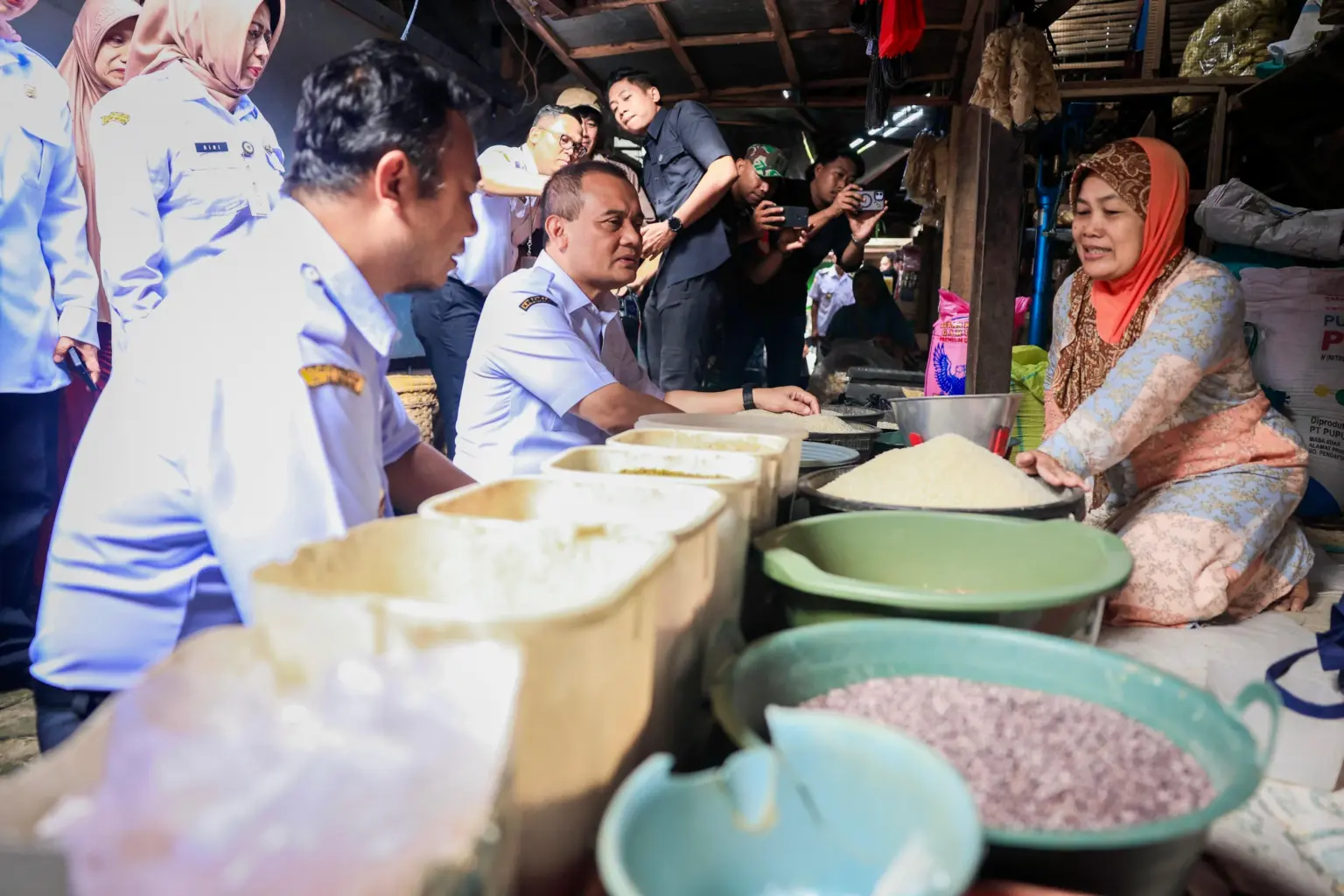 Gubernur tinjau pasar untuk pastikan stok pangan jelang lebaran