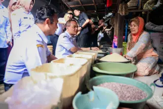 Gubernur tinjau pasar untuk pastikan stok pangan jelang lebaran