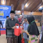 penyerahan bingkisan pada para pejuang lingkungan