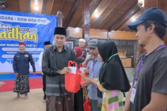 penyerahan bingkisan pada para pejuang lingkungan