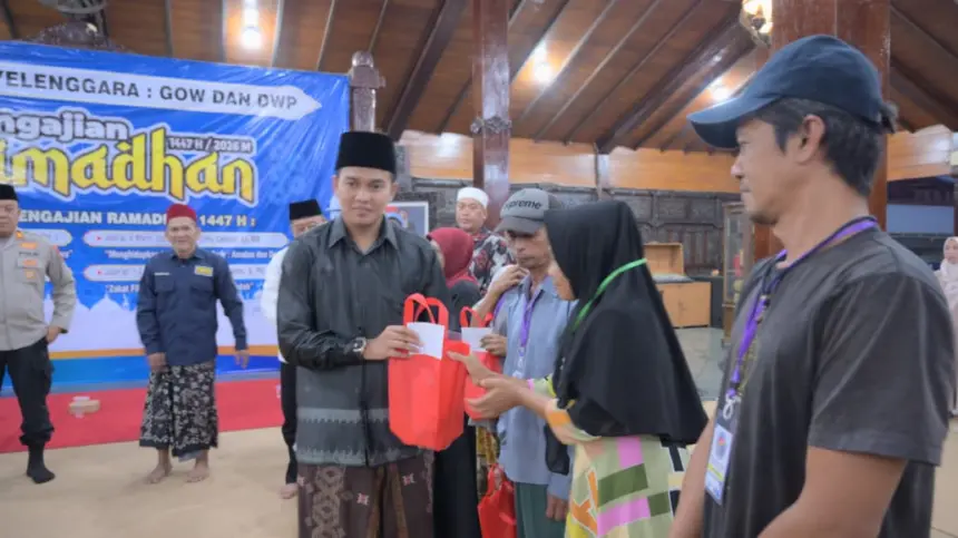 penyerahan bingkisan pada para pejuang lingkungan