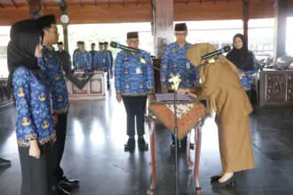 Lantik kepala sekolah, bupati ingatkan larangan angkat tenaga honorer