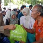 pembagian paket sembako gratis di stand pasar ramadan indonesia power