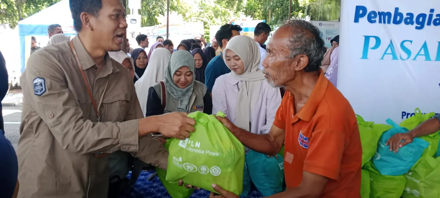 pembagian paket sembako gratis di stand pasar ramadan indonesia power