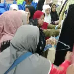 selain paket sembako gartis, warga juga memilih baju bebas