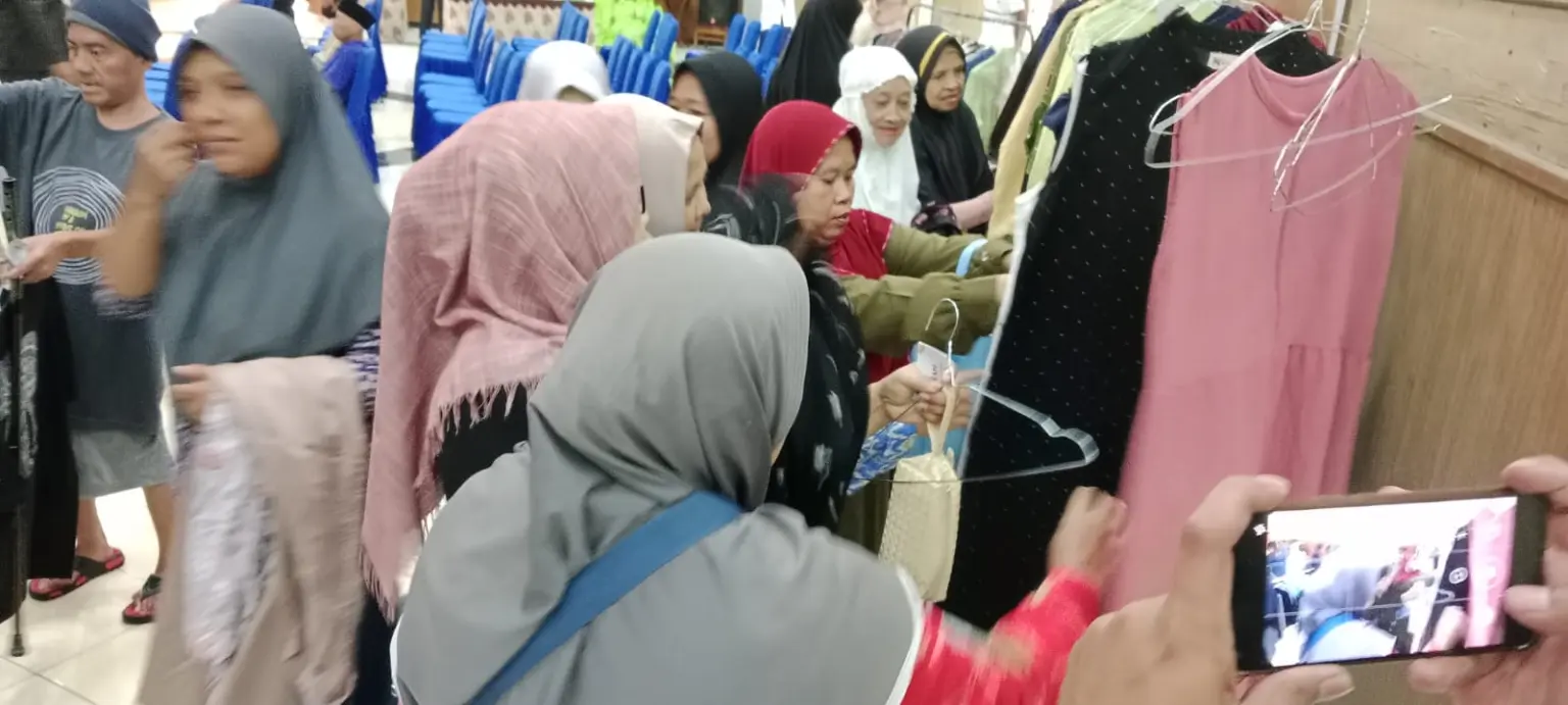 selain paket sembako gartis, warga juga memilih baju bebas