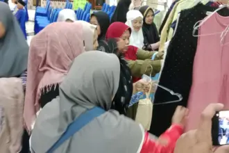 selain paket sembako gartis, warga juga memilih baju bebas