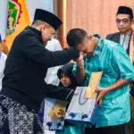 buka puasa bareng anak panti, guburnur ajal mereka berlebaran di kantor gubernuran
