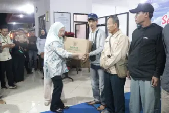 Penyerahan bingkisan mudik gratis