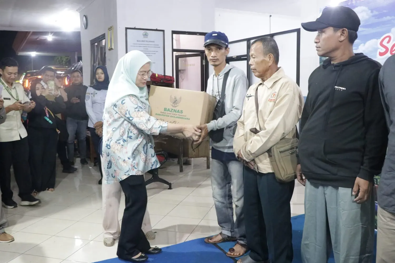 Penyerahan bingkisan mudik gratis