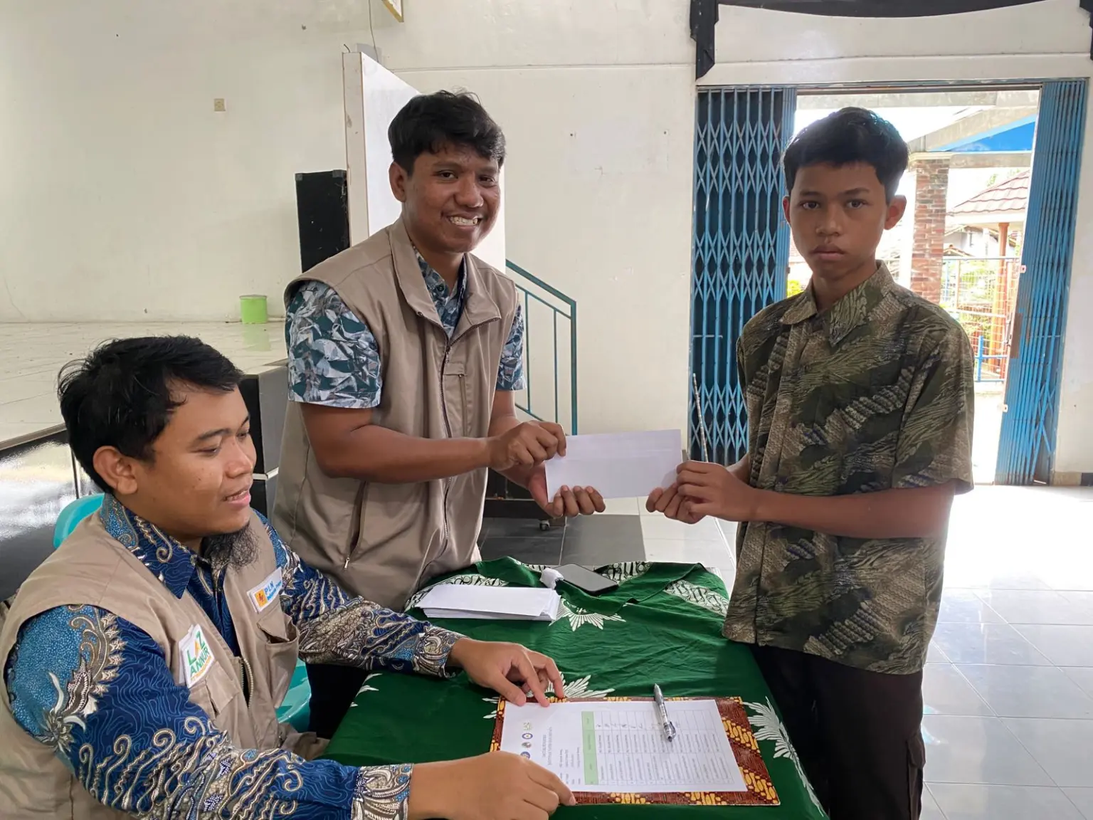 IP UBP Mrica bagikan paket santunan pada yatim dan duafa