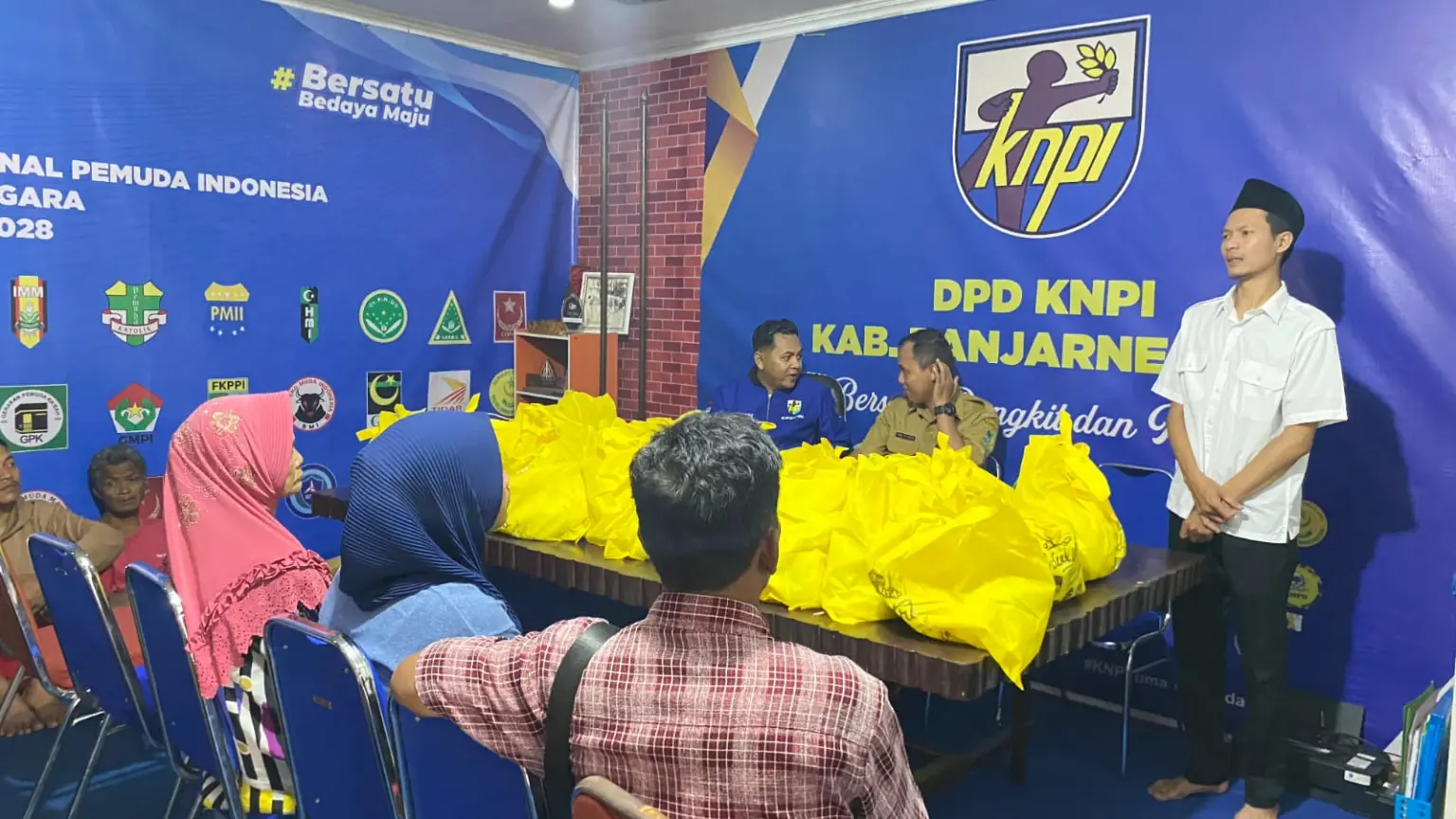 Berbagi sembako DPD KNPI Banjarnegara