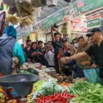 gubernur sidak pasar pantau harga dan pasokan bahan pokok