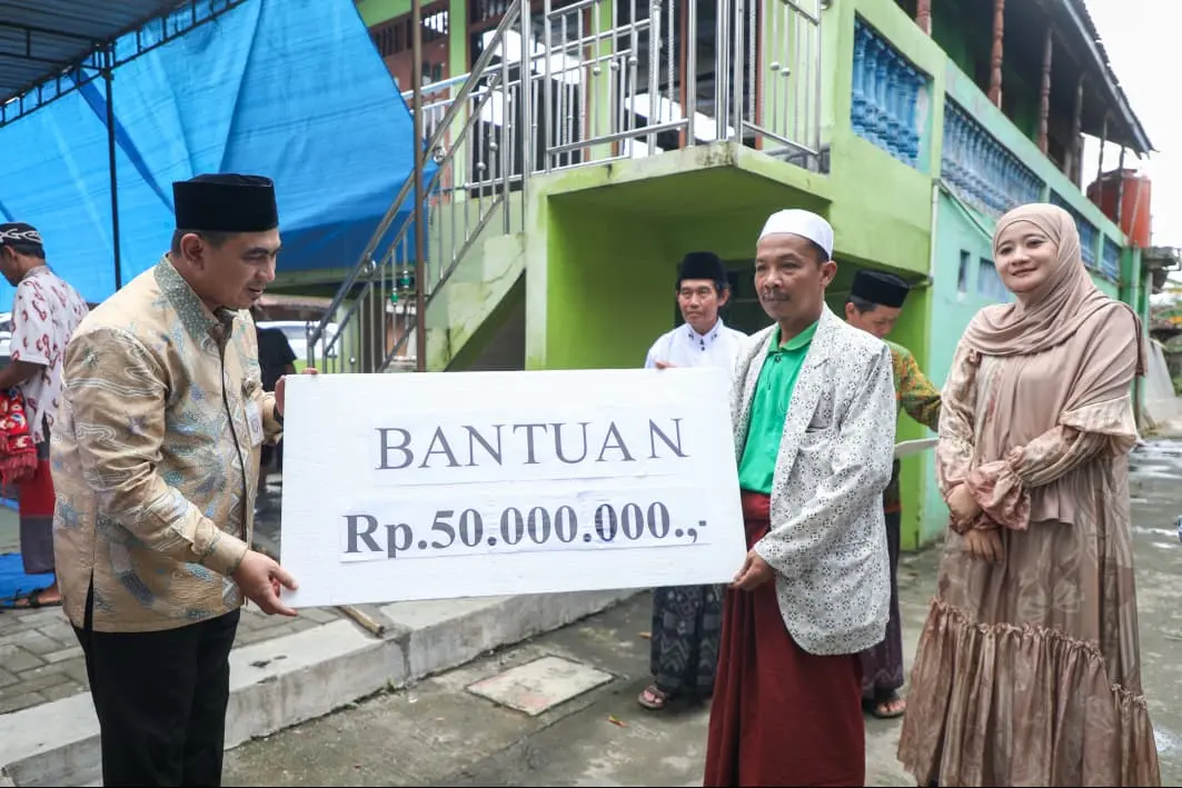Wagub serahkan bantuan untuk perbaikan masjid bersejarah yang terbakar