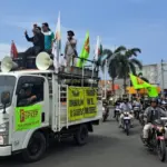 Buruh Cilacap saat konvoi di Jalan Perkotaan Cilacap pada peringatan May Day. (Faiz Ardani).