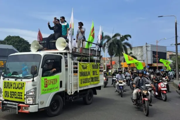 Buruh Cilacap saat konvoi di Jalan Perkotaan Cilacap pada peringatan May Day. (Faiz Ardani).