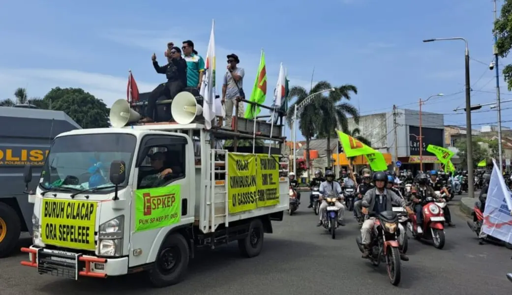 Buruh Cilacap saat konvoi di Jalan Perkotaan Cilacap pada peringatan May Day. (Faiz Ardani).
