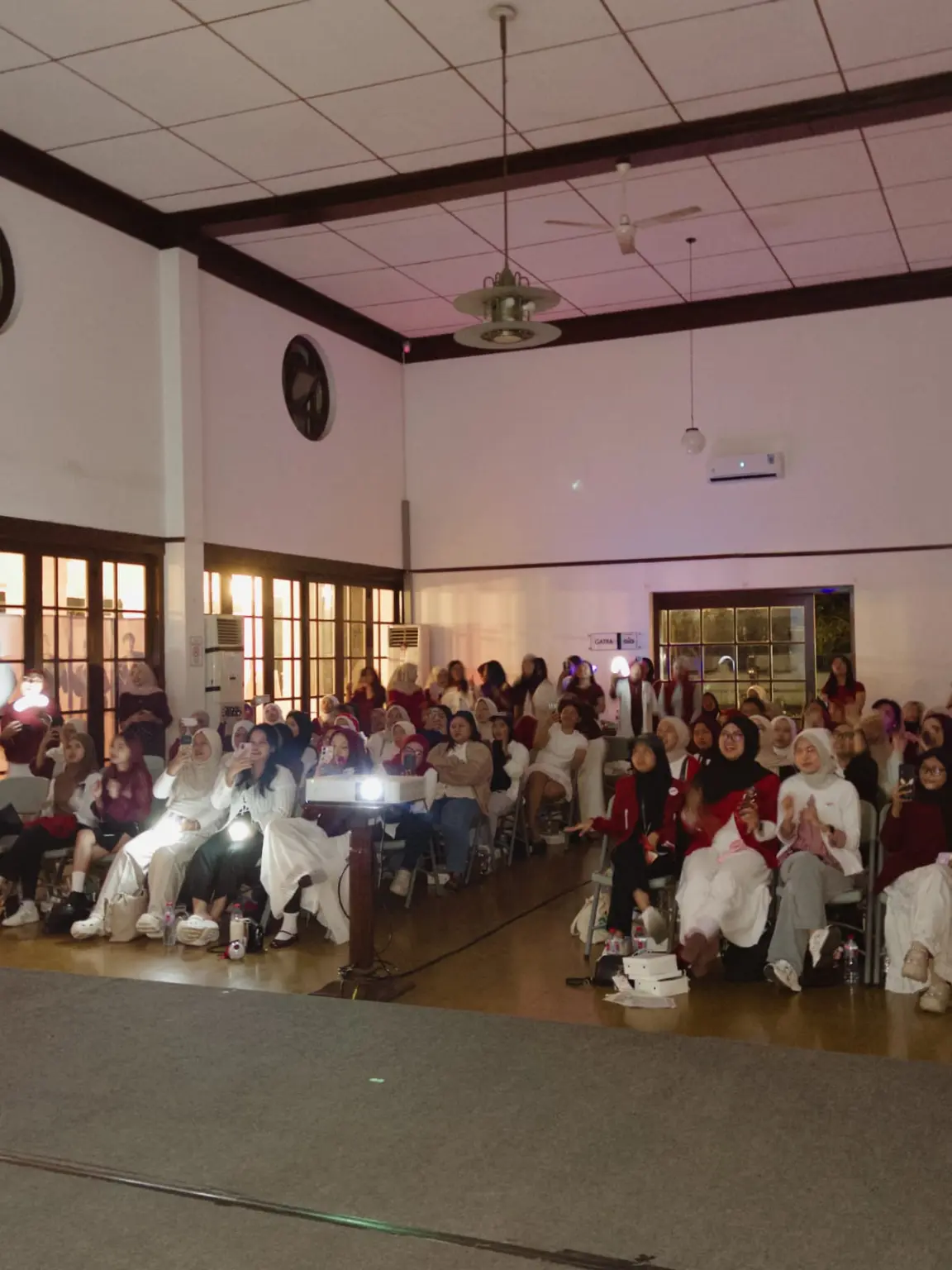 Suasana kemeriahan Nobar Arirang World Tour: In Goyang Di Hetero Space Obati Kerinduan BTS ARMY, di Hetero Space Purwokerto, 11-12 April 2026.