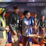 Bobok Bumbung atau menabung uang pajak di dalam ruas bambu kembali digelar dengan meriah di Desa Pesanggrahan, Sabtu (18/4/2026).(dok Kominfo Cilacap)