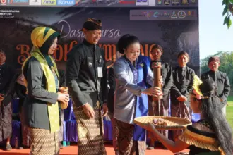 Bobok Bumbung atau menabung uang pajak di dalam ruas bambu kembali digelar dengan meriah di Desa Pesanggrahan, Sabtu (18/4/2026).(dok Kominfo Cilacap)